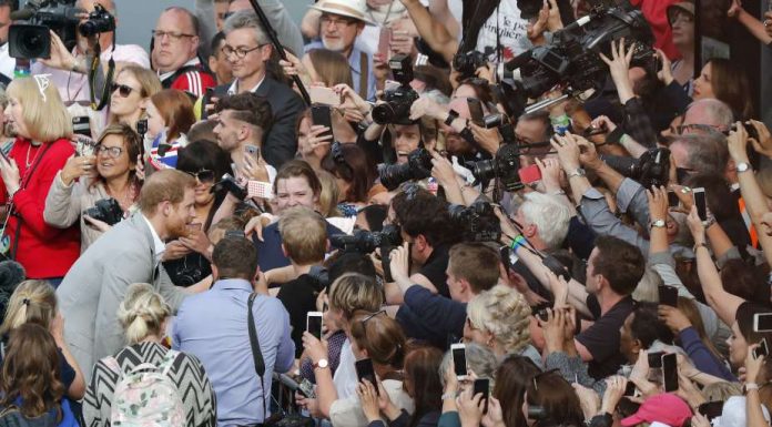 Windsor gears up for royal wedding, embraces Harry, Meghan
