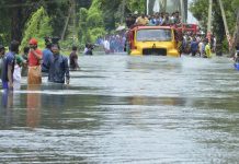 Kerala floods: many thousands await rescue as downpour continues