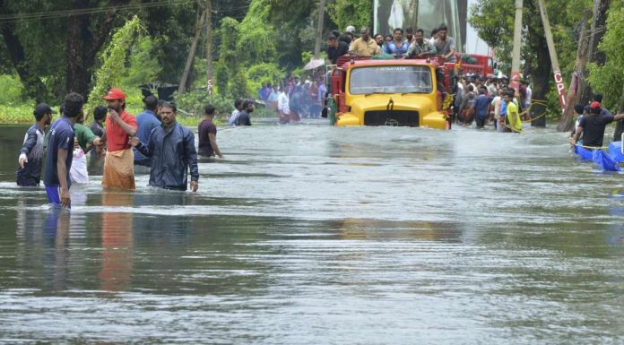 Kerala floods: many thousands await rescue as downpour continues