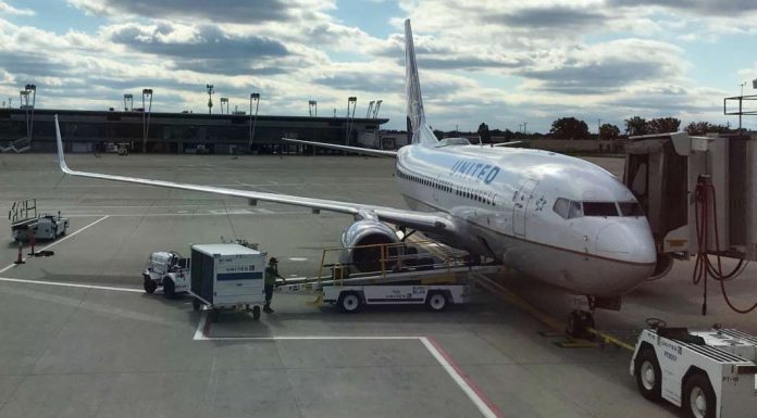 United Airlines is sticking with no-overhead-bin rule for its cheapest tickets